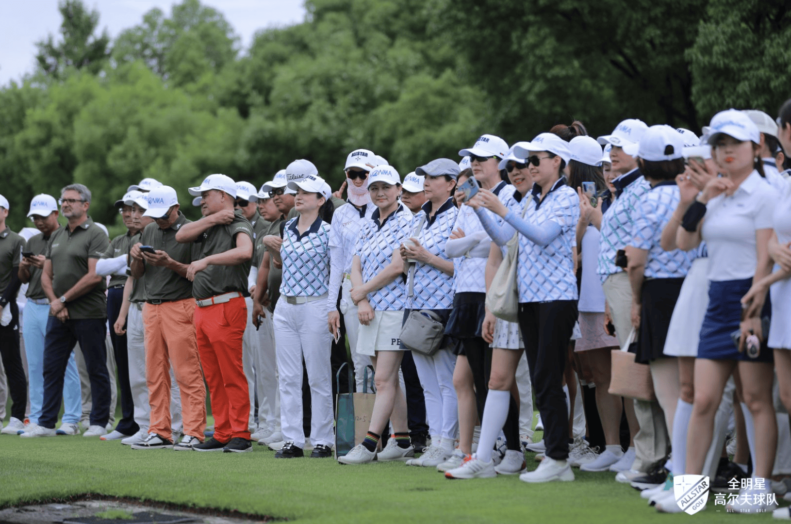 包含场面火爆！高尔夫观众席沸腾不已的词条